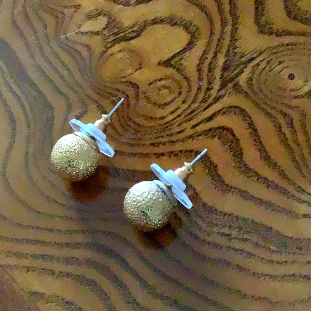 Gold ball studded earrings  Vintage Great Look in great shape💋 look brand new.